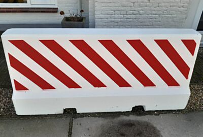 betonnen-barrier-wit-rood_100