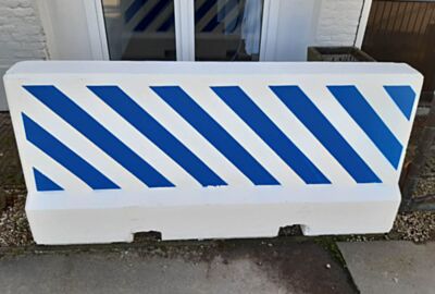 Betonnen barrier blauw wit vangrail voertuig kerend systeem